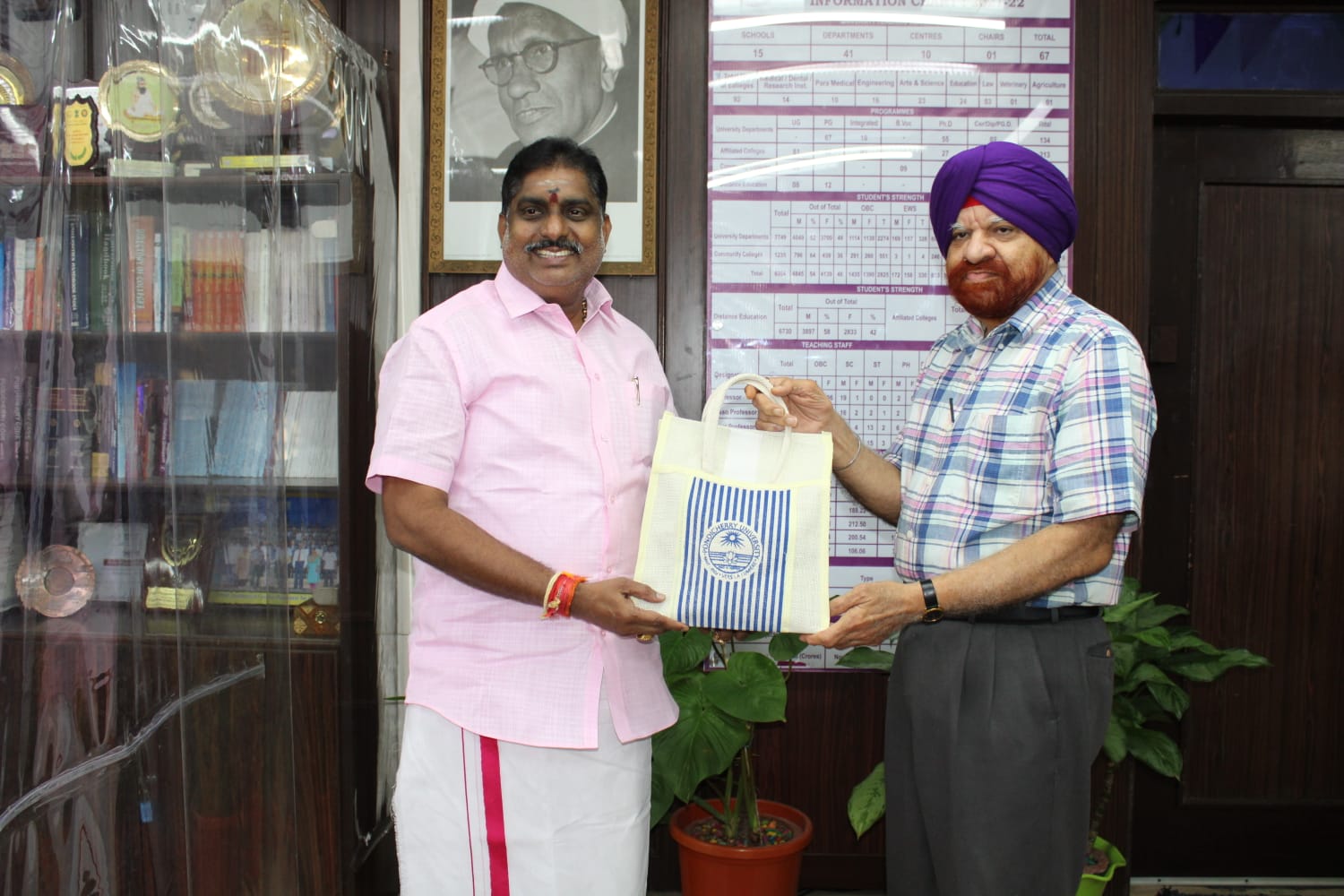 Hon’ble Home Minister Shri A. Namassivayam called-on Prof. Gurmeet Singh, Vice-Chancellor of Pondicherry University on 01.02.2022